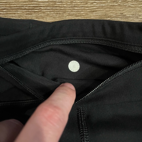 SOLD Lululemon Speed Up Crop 21" in Black Size 6 - Picture 10 of 10